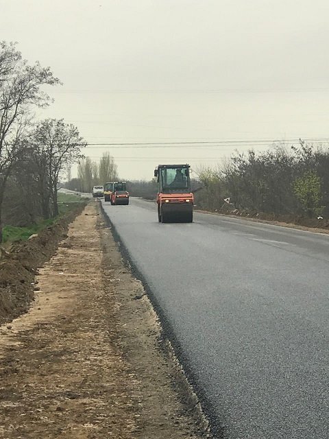 Служба автодорог отчиталась о возобновлении ремонта на автодороге Т-15-08 Калиновка - Снигиревка 9