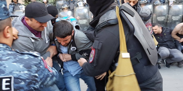 В Ереване протестующие заблокировали здание правительства: полиция провела «зачистку»