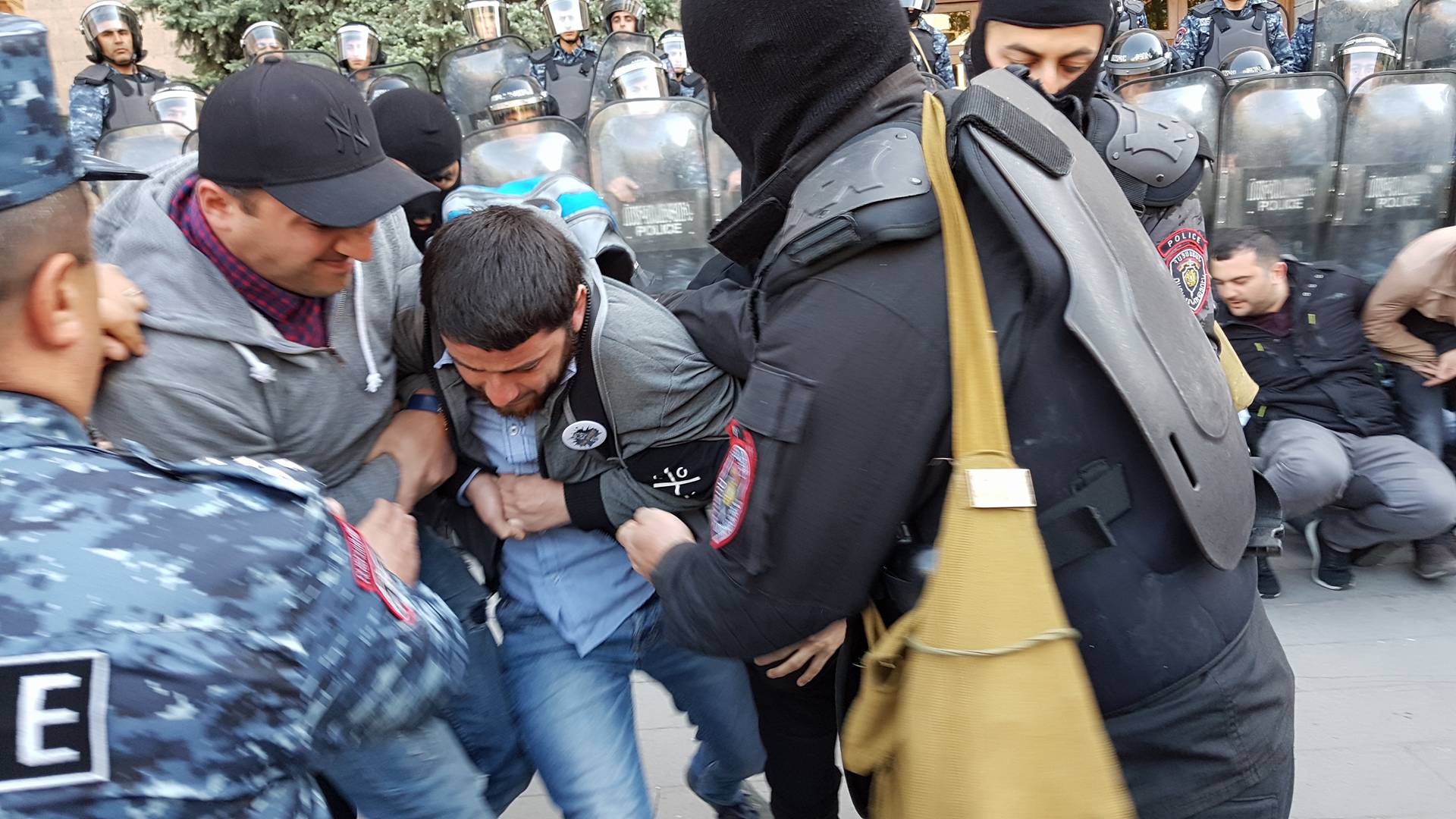 В Ереване протестующие заблокировали здание правительства: полиция провела «зачистку»