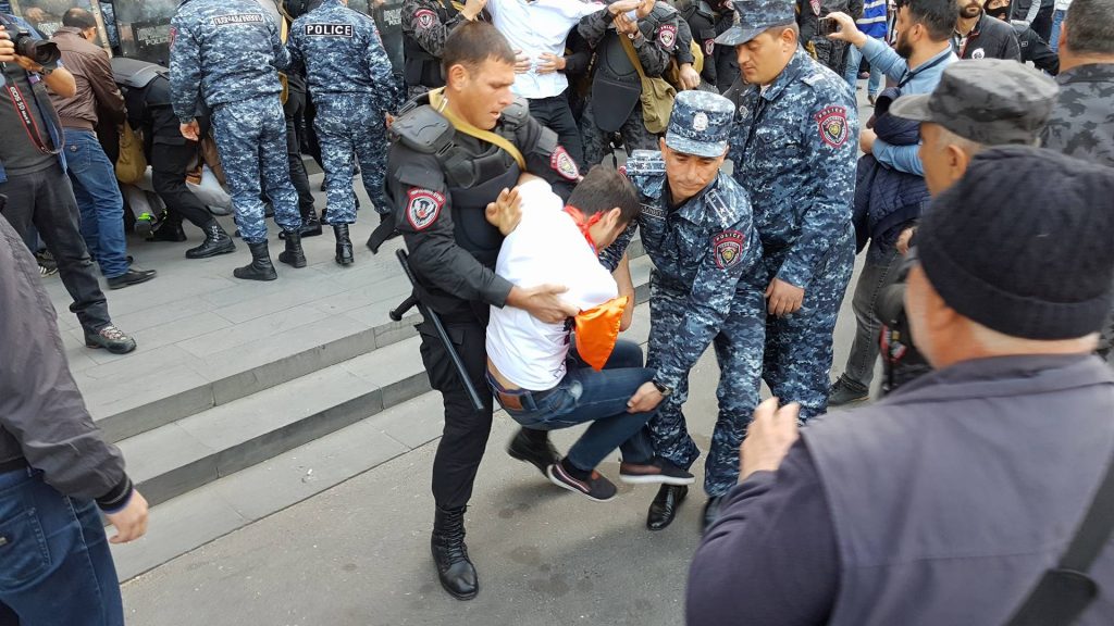 В Ереване протестующие заблокировали здание правительства: полиция провела «зачистку» 10