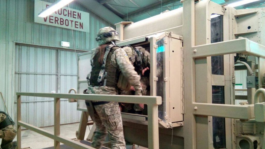 На учениях в Германии николаевские десантники отработали эвакуацию из условно поврежденной техники 13
