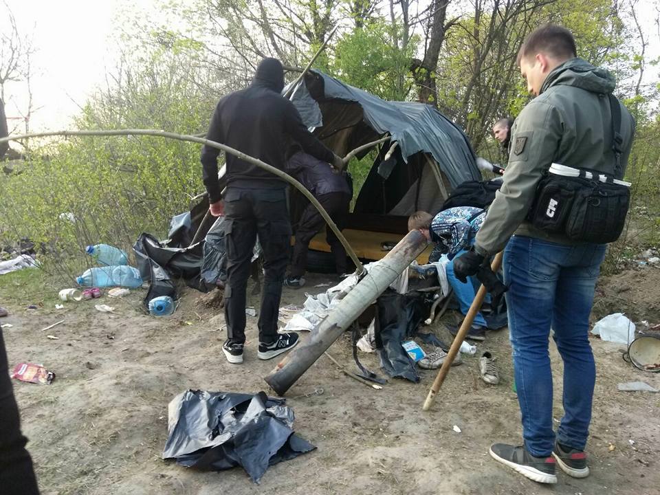 В Киеве националисты разогнали цыганский табор на Лысой горе 1