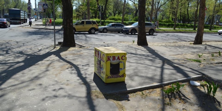 В мэрию Николаева поступила жалоба на железные коробки для торговли квасом: «Они мешают пешеходам»