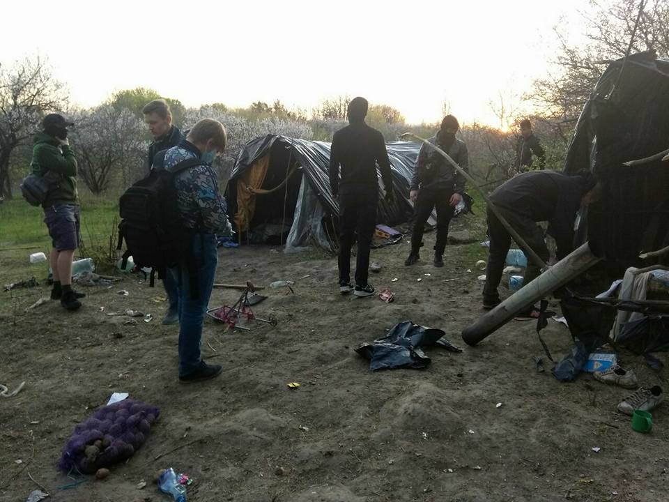В Киеве националисты разогнали цыганский табор на Лысой горе 5