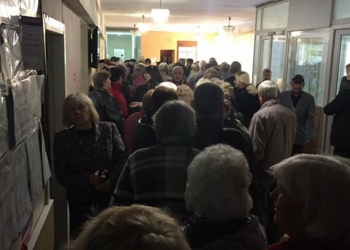 Жители Николаева показали огромную очередь в городской поликлинике №2: «Пожилой женщине уже плохо, вынесли воды»
