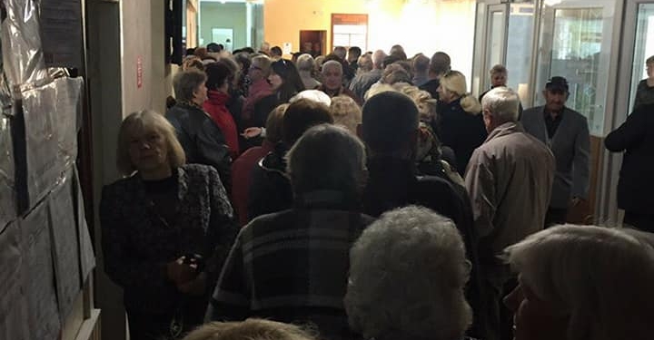 Жители Николаева показали огромную очередь в городской поликлинике №2: «Пожилой женщине уже плохо, вынесли воды»