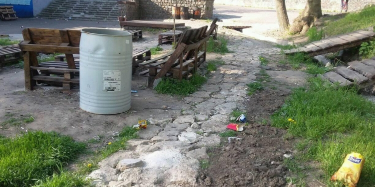 Мусор, надписи и срезанные цветы. Вандалы продолжают вредить креативному пространству «Понтон»