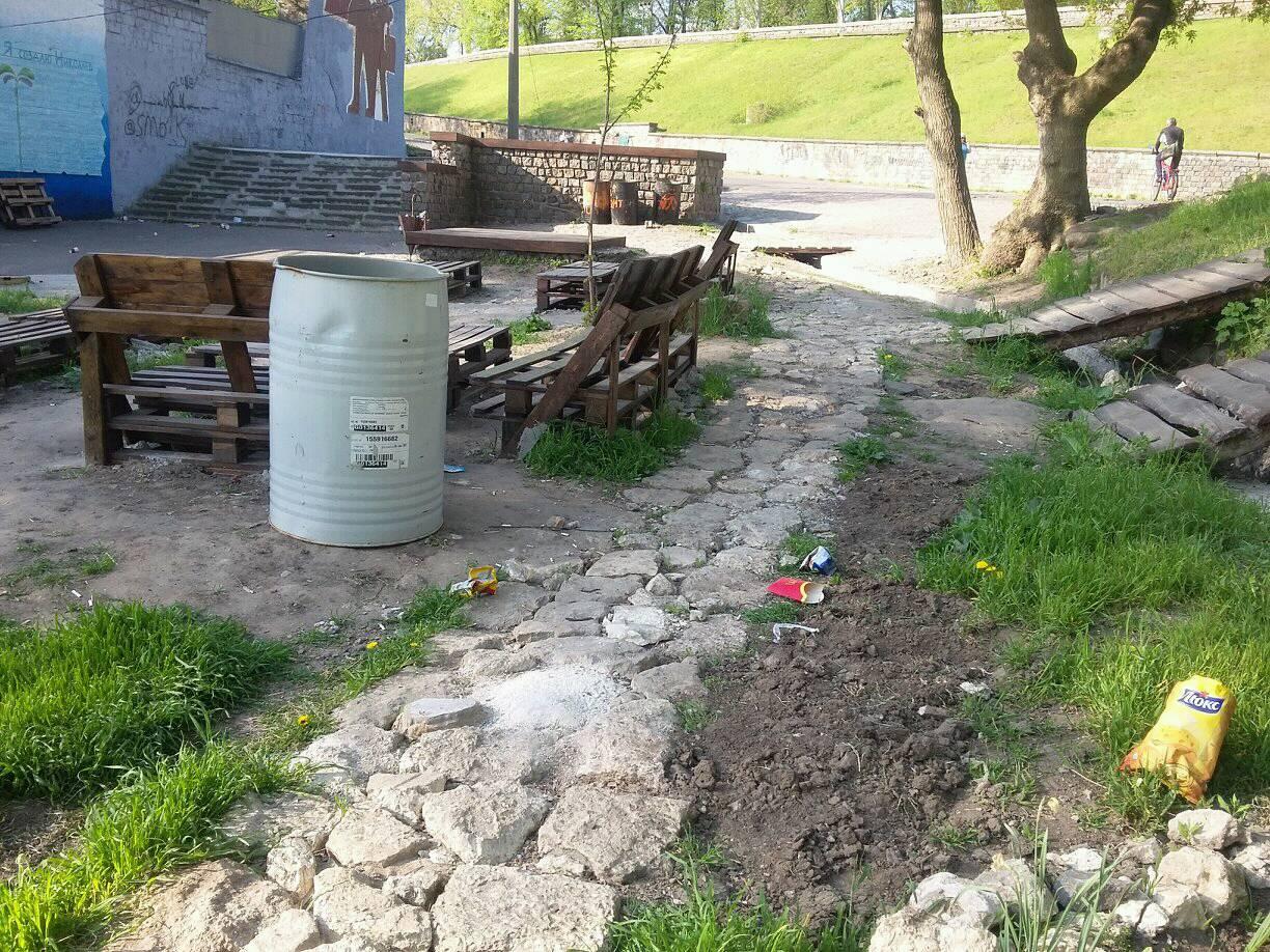 Мусор, надписи и срезанные цветы. Вандалы продолжают вредить креативному пространству «Понтон»