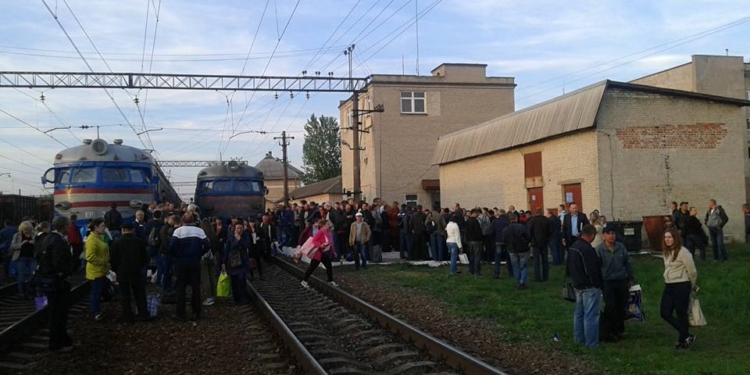Около 200 разгневанных пассажиров полтора часа блокировали электричку из Львова