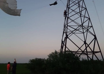 Под Коломыей парашютист завис на опоре ЛЭП