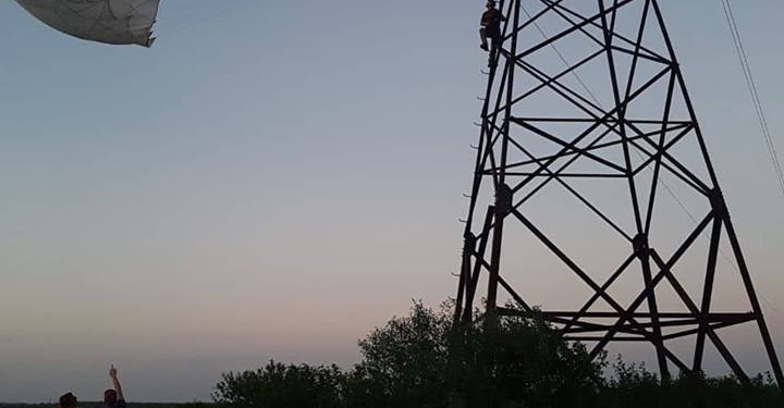 Под Коломыей парашютист завис на опоре ЛЭП
