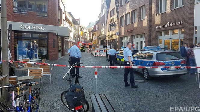 Застрелившийся водитель микроавтобуса, въехавший в толпу в Германии, сумасшедший, – СМИ