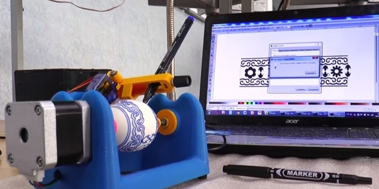 Вот вам и ПТУ. Жаль, Пасха прошла – на Закарпатье изобрели машинку для росписи яиц