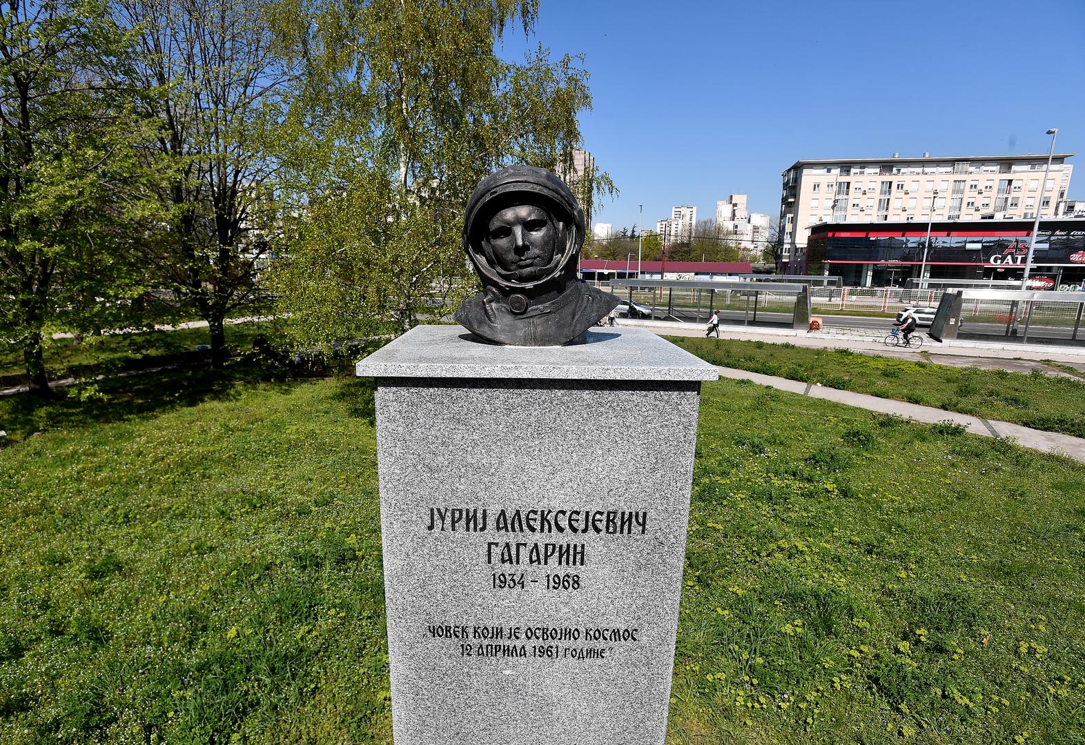 Фото памятника гагарина. Памятники бюст Юрию Гагарину Москва. Памятник Гагарину в Хьюстоне. Памятник Юрию Гагарина на улице Гагарина. Памятник первому космонавту земли Юрию Алексеевичу Гагарину.