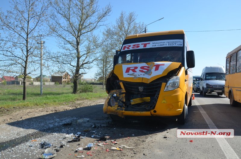 В Николаеве две маршрутки не поделили дорогу, двое пассажиров травмированы 5
