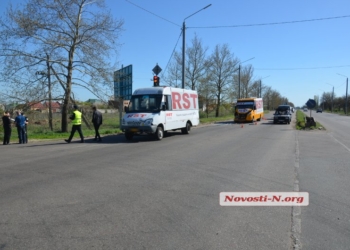 В Николаеве две маршрутки не поделили дорогу, двое пассажиров травмированы