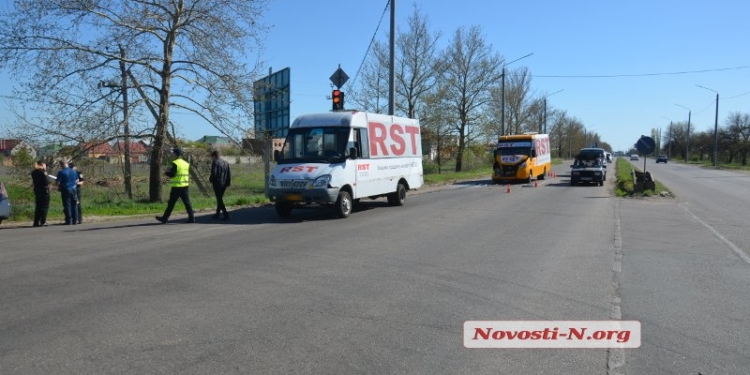 В Николаеве две маршрутки не поделили дорогу, двое пассажиров травмированы