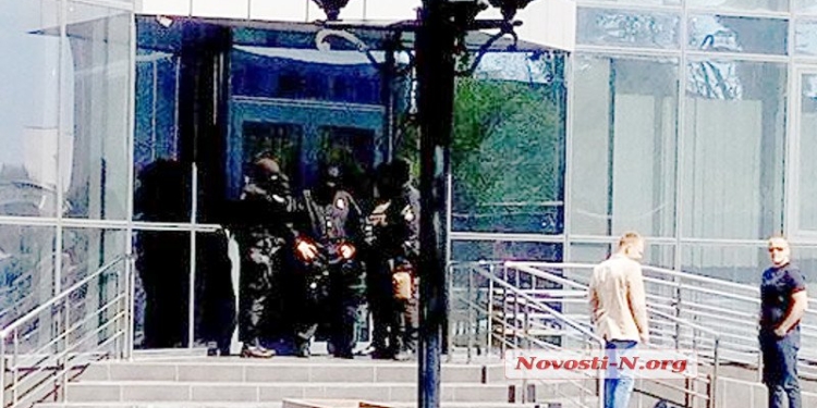 В николаевском порту «Ника-тера» вооруженные «спецназовцы» взломали ворота и проводят обыски