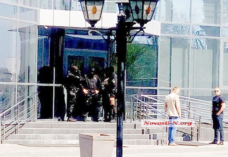 В николаевском порту «Ника-тера» вооруженные «спецназовцы» взломали ворота и проводят обыски 1