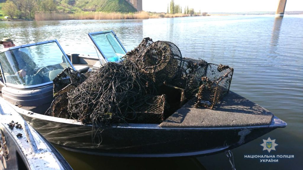 За выходные на Николаевщине водная полиция и рыбоохранный патруль изъяли из Южного Буга 174 раколовки и 6 рыболовных сетей – браконьерских, разумеется 7