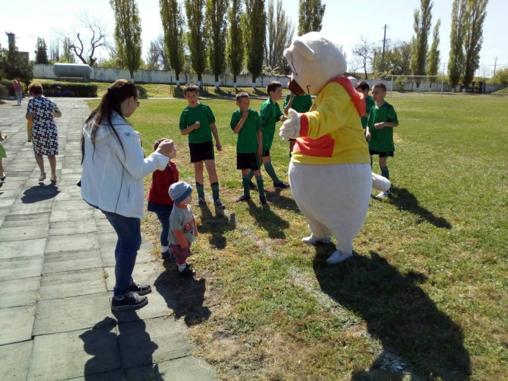Когда танцующий медведь становится украшением: в Очакове состоялся детский футбольный турнир «Кубок Весны» 9