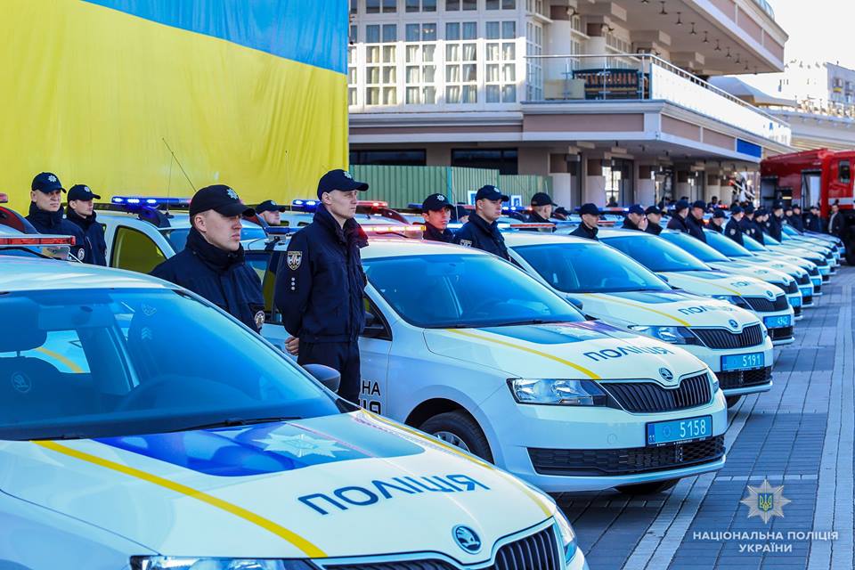 Теперь не только на земле, а и на воде: полиция Николаевщины получила патрульный катер и два автомобиля Renault Duster 9