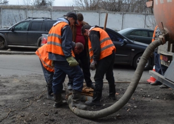 В Николаеве работники ГКП «Николаевводоканал» второй день пытаются прочистить канализационный коллектор по ул. Малая Морская