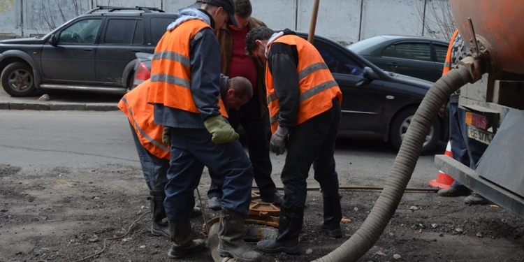 В Николаеве работники ГКП «Николаевводоканал» второй день пытаются прочистить канализационный коллектор по ул. Малая Морская