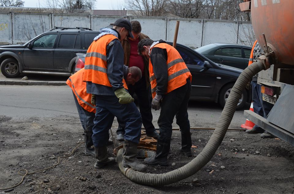 В Николаеве работники ГКП «Николаевводоканал» второй день пытаются прочистить канализационный коллектор по ул. Малая Морская 7
