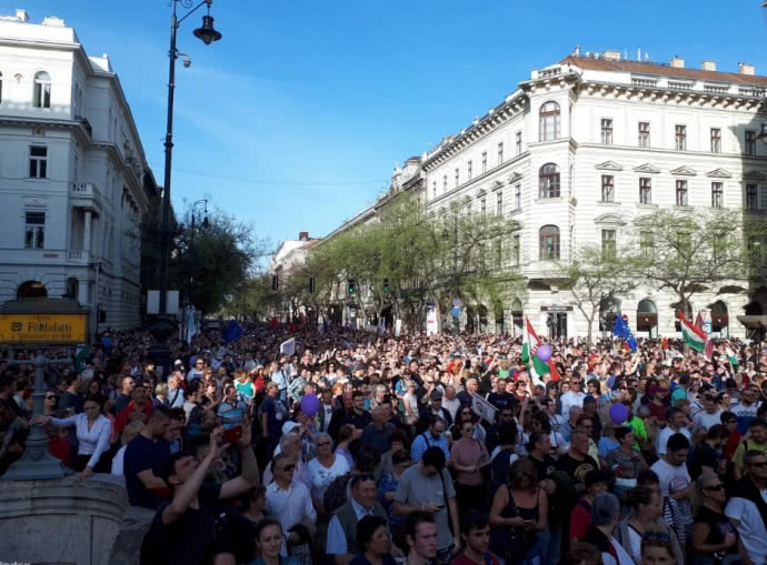 В Будапеште тысячи венгров вышли на марш против действующего премьера Орбана 1