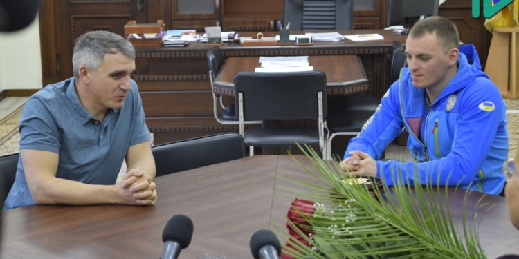 Сенкевич пообещал паралимпийцу Яровому квартиру через 2-3 месяца