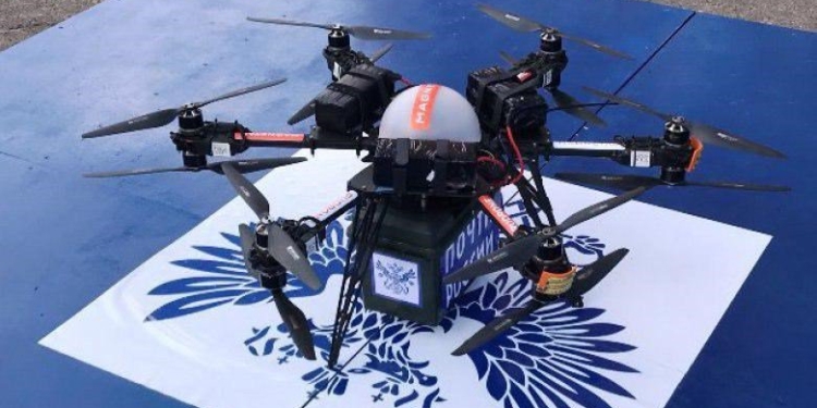 Полное фиаско. В РФ торжественно запустили первый почтовый дрон. Он торжественно врезался в дом