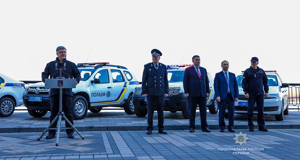 Теперь не только на земле, а и на воде: полиция Николаевщины получила патрульный катер и два автомобиля Renault Duster 11