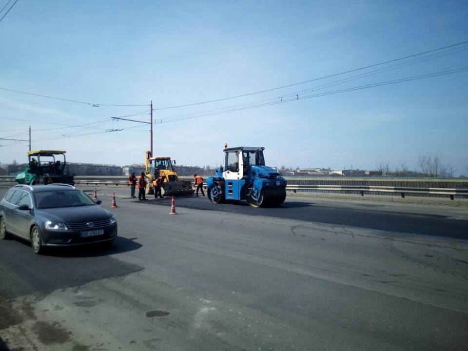 Дорожники отчитались о завершении ремонта покрытия на Ингульском мосту в Николаеве – ямы латали горячим асфальтобетоном 9