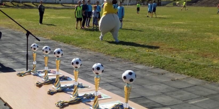 Когда танцующий медведь становится украшением: в Очакове состоялся детский футбольный турнир «Кубок Весны»