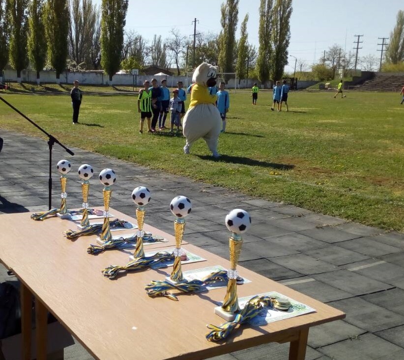 Когда танцующий медведь становится украшением: в Очакове состоялся детский футбольный турнир «Кубок Весны» 11
