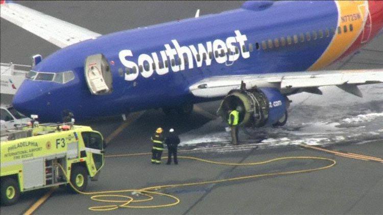 В США у самолета на огромной высоте взорвался двигатель и выбил иллюминатор. Погибла пассажирка 3