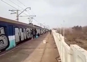 Под Днепром неизвестные остановили электричку и разрисовали вагоны