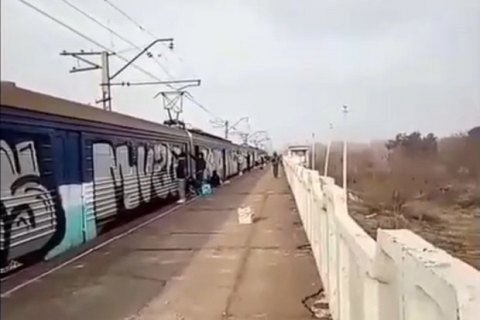 Под Днепром неизвестные остановили электричку и разрисовали вагоны