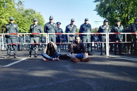 Оппозиция заблокировала дороги в столице Армении, протестуя против назначения экс-президента премьером