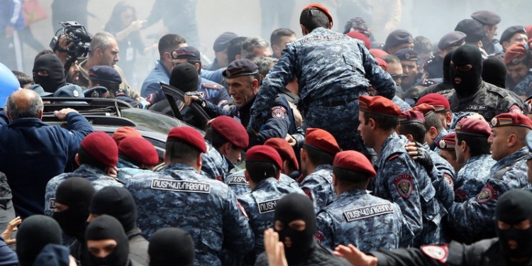 За день протестов в Ереване задержали более 190 человек