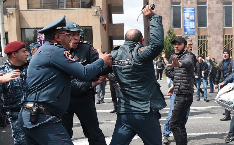 За день протестов в Ереване задержали более 190 человек 5