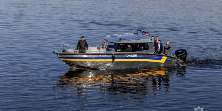 Теперь не только на земле, а и на воде: полиция Николаевщины получила патрульный катер и два автомобиля Renault Duster