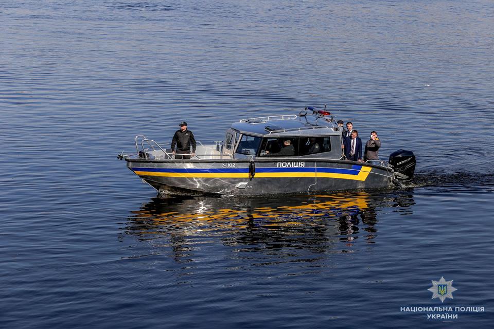 Теперь не только на земле, а и на воде: полиция Николаевщины получила патрульный катер и два автомобиля Renault Duster 13