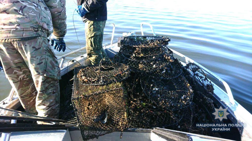 За выходные на Николаевщине водная полиция и рыбоохранный патруль изъяли из Южного Буга 174 раколовки и 6 рыболовных сетей – браконьерских, разумеется 11