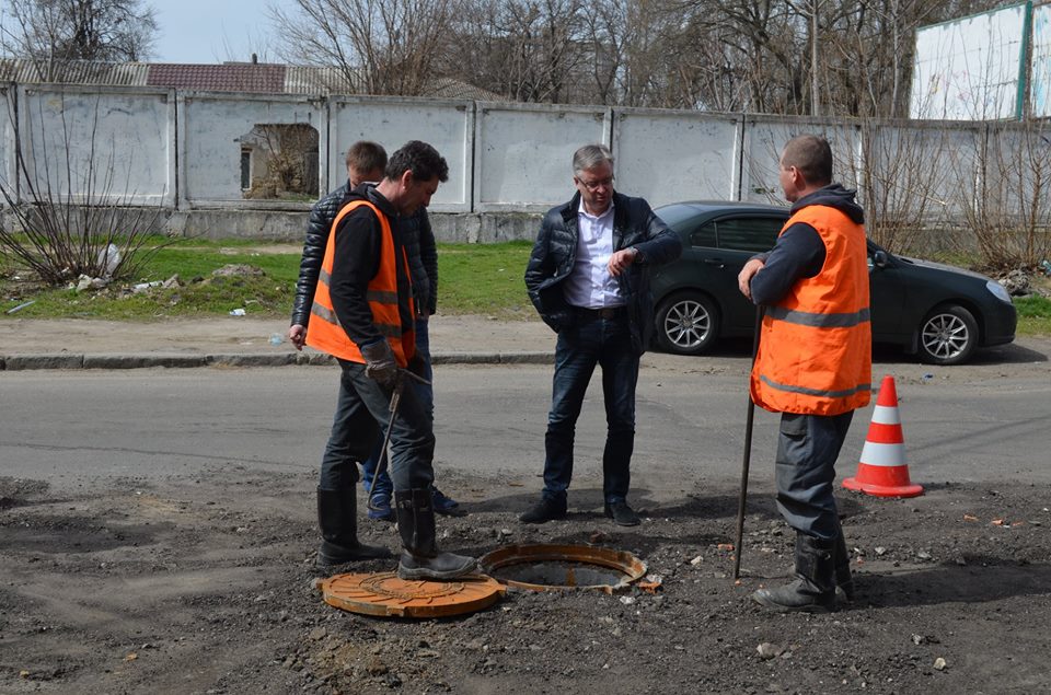 В Николаеве работники ГКП «Николаевводоканал» второй день пытаются прочистить канализационный коллектор по ул. Малая Морская 11