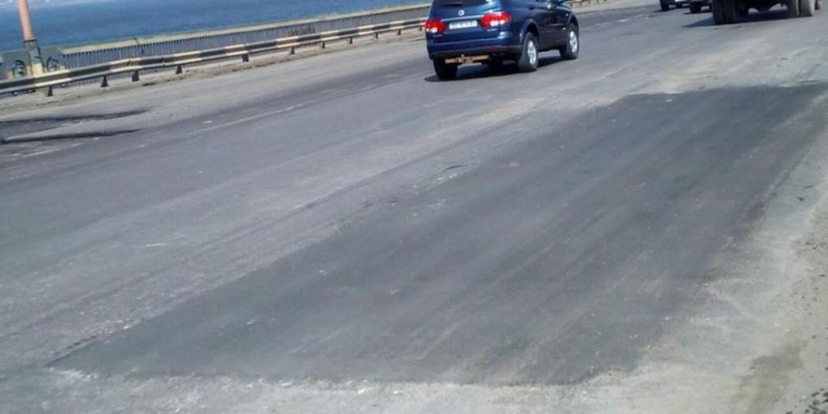Дорожники отчитались о завершении ремонта покрытия на Ингульском мосту в Николаеве – ямы латали горячим асфальтобетоном