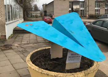 В России школьники просили у депутатов деньги на компьютер и за них установили памятник Телеграмму