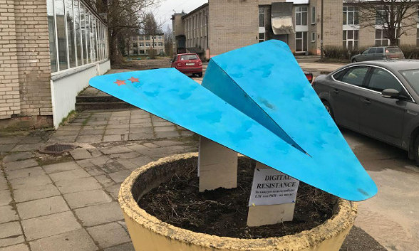 В России школьники просили у депутатов деньги на компьютер и за них установили памятник Телеграмму