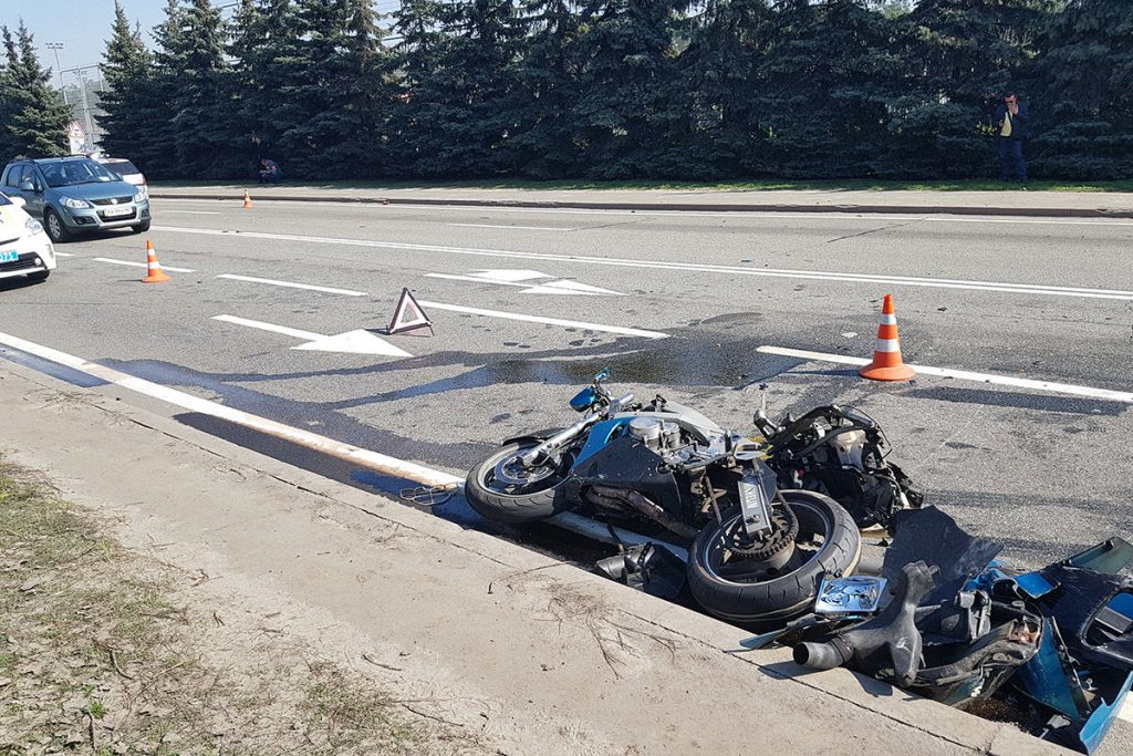 В Киеве полицейский на конфискованном мотоцикле разбил три машины 5